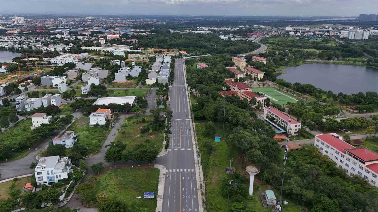 Tuyến đường uốn lượn đi qua khu vực cây xanh, hồ nước. Ảnh: Đình Trọng