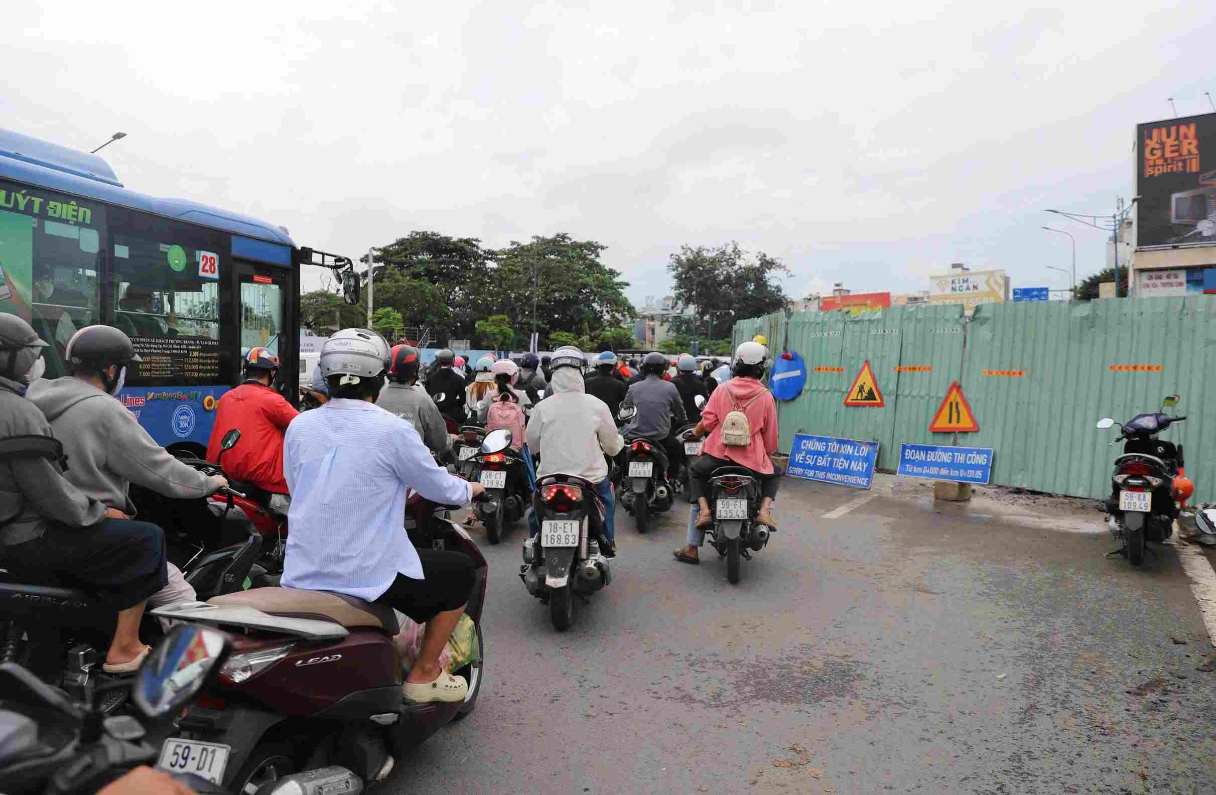 Ùn tắc đường Cộng Hòa do lô cốt Metro số 2 chiếm dụng mặt đường.  Ảnh: Minh Quân