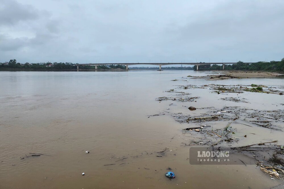 Tại khu vực cầu Ngọc Tháp, nước sông rút, lòng sông đã nhỏ hẹp lại. Ảnh: Tô Công.