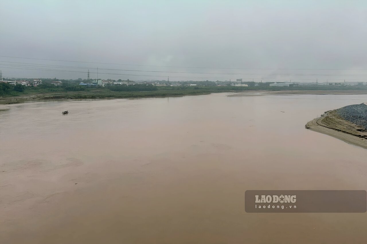 Đứng trên cầu Phong Châu, có thể thấy phía xa các cồn cát dọc sông bắt đầu xuất hiện. Ảnh: Tô Công.