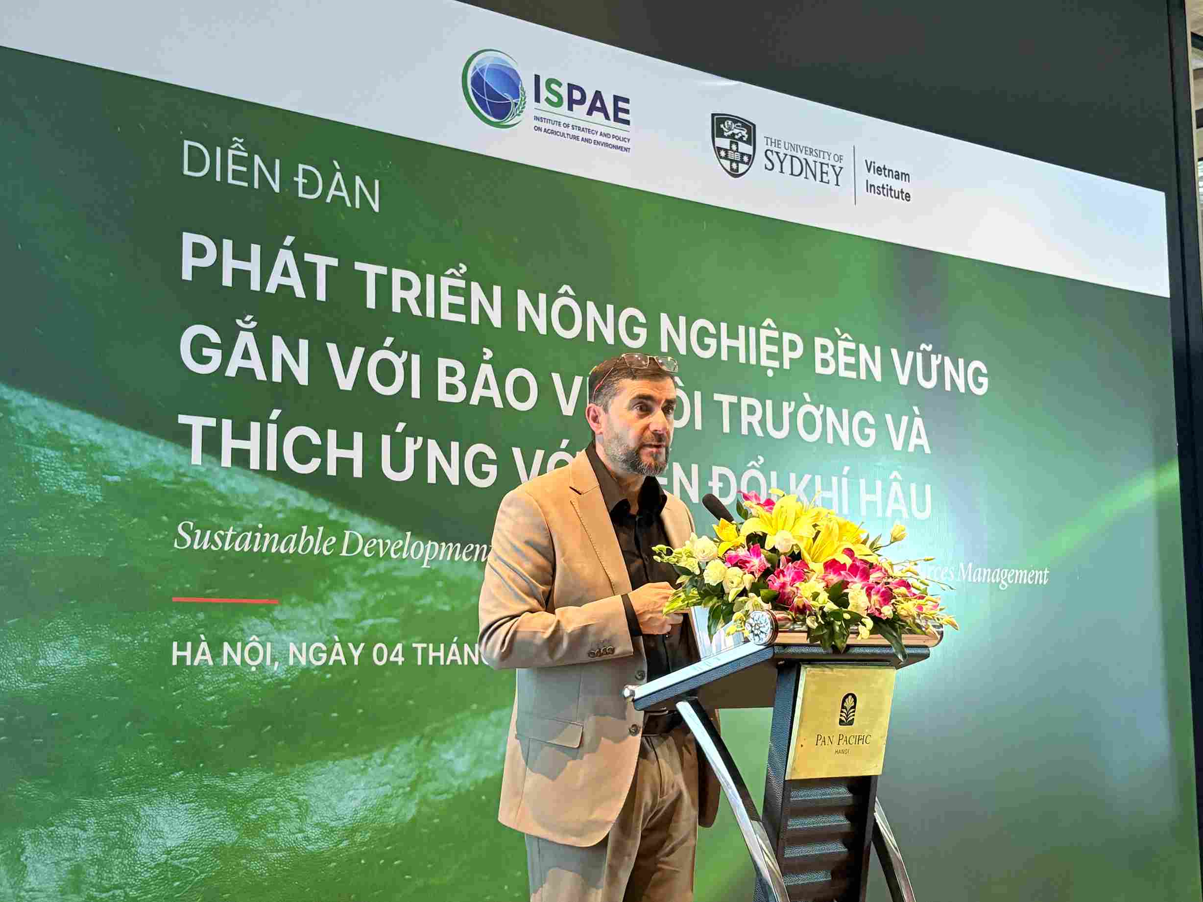 Giáo sư Ali Abbas trình bày tại diễn đàn. Ảnh: Phương Anh.