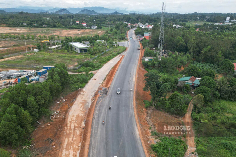 Toàn tuyến đã được thảm nhựa mặt đường. Ảnh: Tô Công.