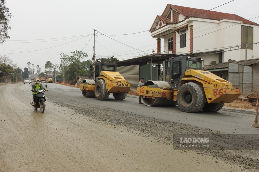 Hơn nửa năm trước, đoạn tuyến ngoài đô thị vẫn đang thi công hạng mục nền đường. Ảnh: Tô Công.