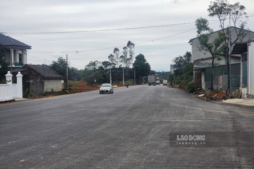 Các phương tiện đã có thể thoải mái di chuyển. Ảnh: Tô Công.