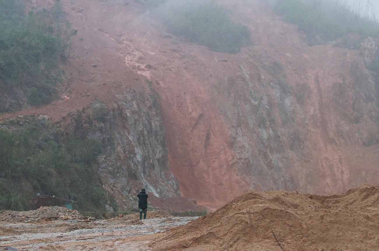 Đất đá trên núi tuột xuống. Ảnh: Trần Tuấn.