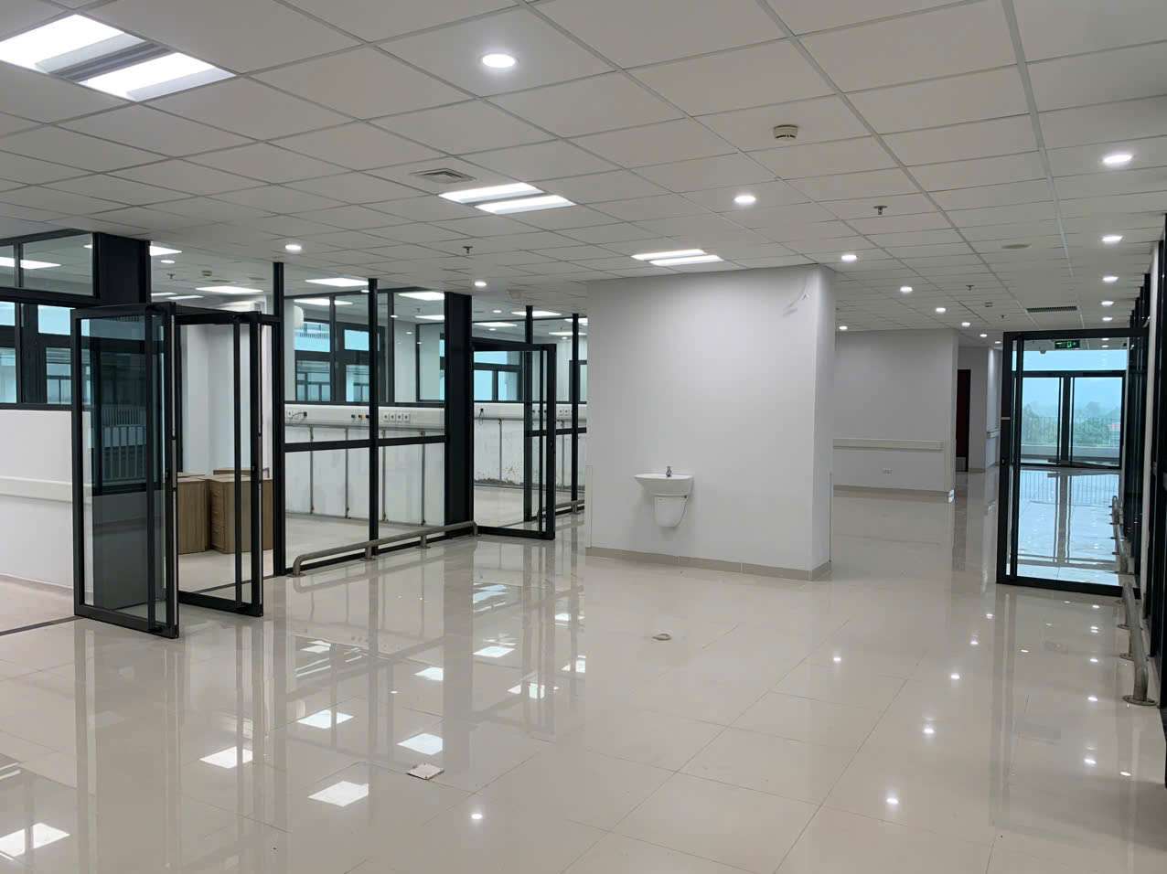 Cơ sở hạ tầng của Bệnh viện Bạch Mai cơ sở 2 được đầu tư xây dựng khang trang, hiện đại, sẵn sang cho việc đưa vào hoạt động. Ảnh: Nguyễn Trường