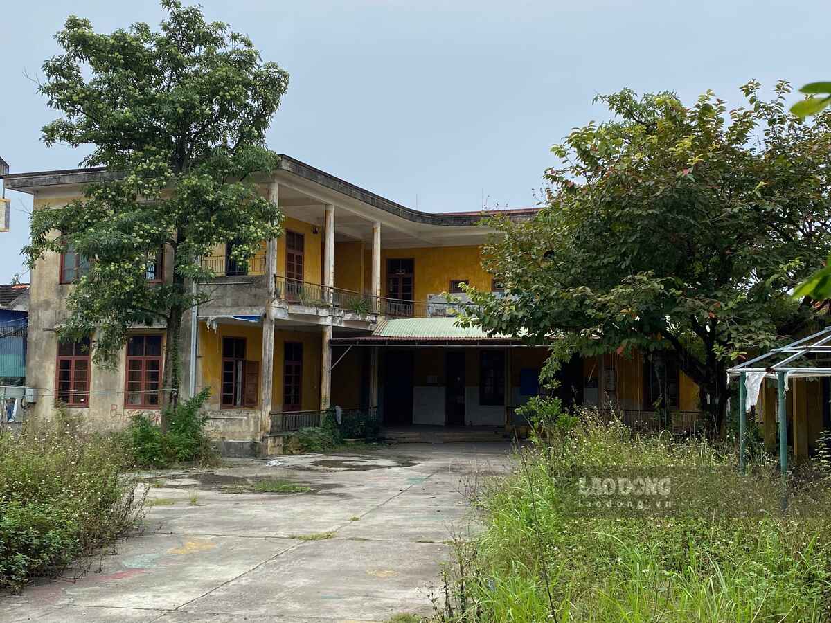 Trụ sở Công an xã Trung Hà cũ cũng trong tình trạng hoang hóa sau nhiều tháng bỏ hoang. Ảnh: Băng Tâm