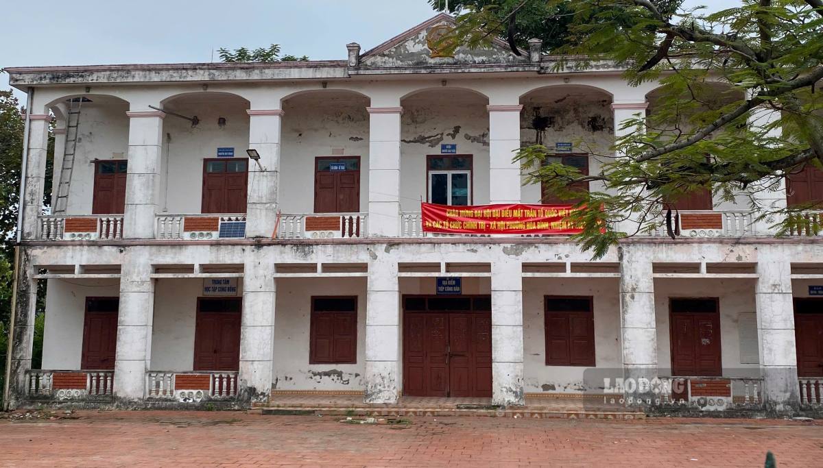 Trụ sở 2 tầng xã Thủy Hà cũ (nay là phường Hòa Bình) có dấu hiệu xuống cấp, tường nhà loang lổ, nứt, bong tróc.