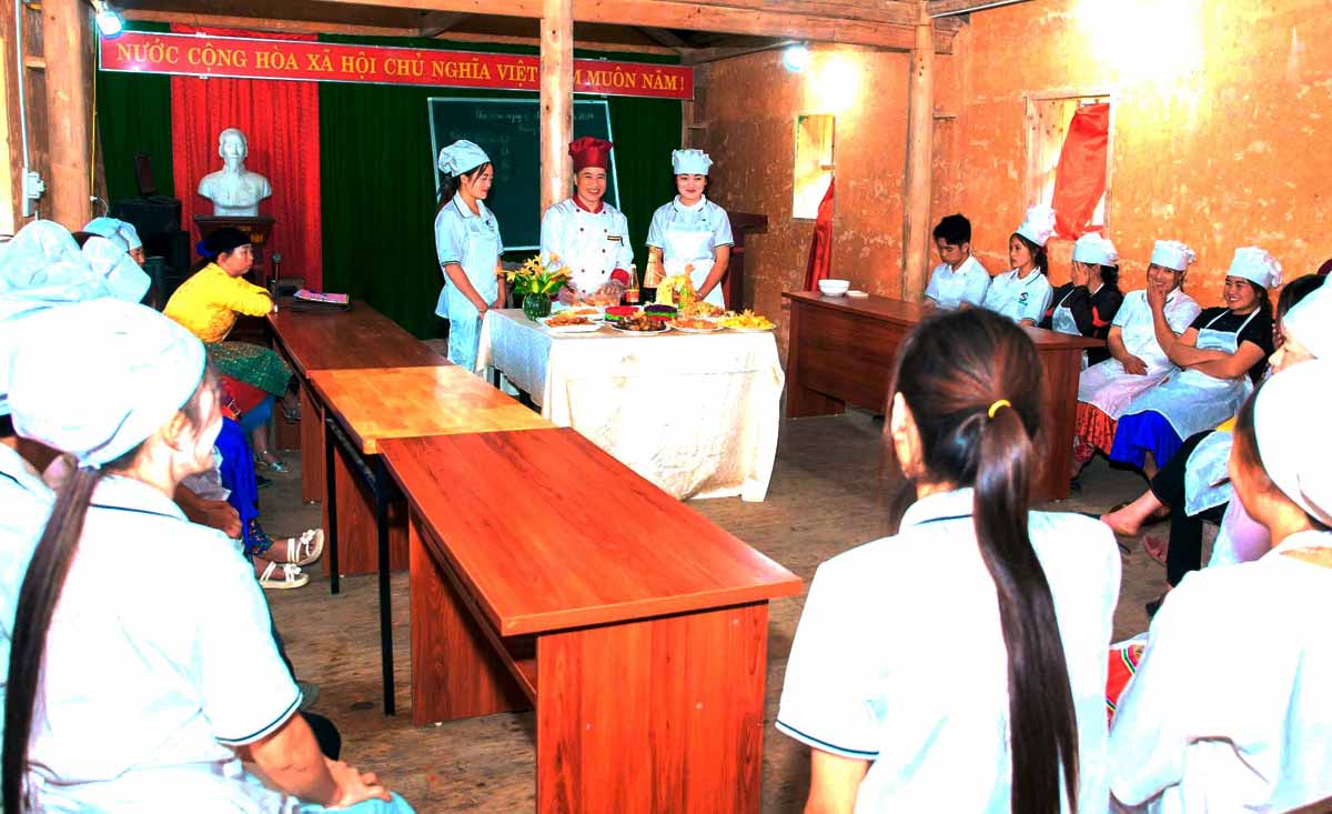 Các chương trình hướng nghiệp, đào tạo nghề cho lao động nghèo, cận nghèo góp phần quan trọng trong công tác giảm nghèo bền vững. Ảnh: Việt Bắc.