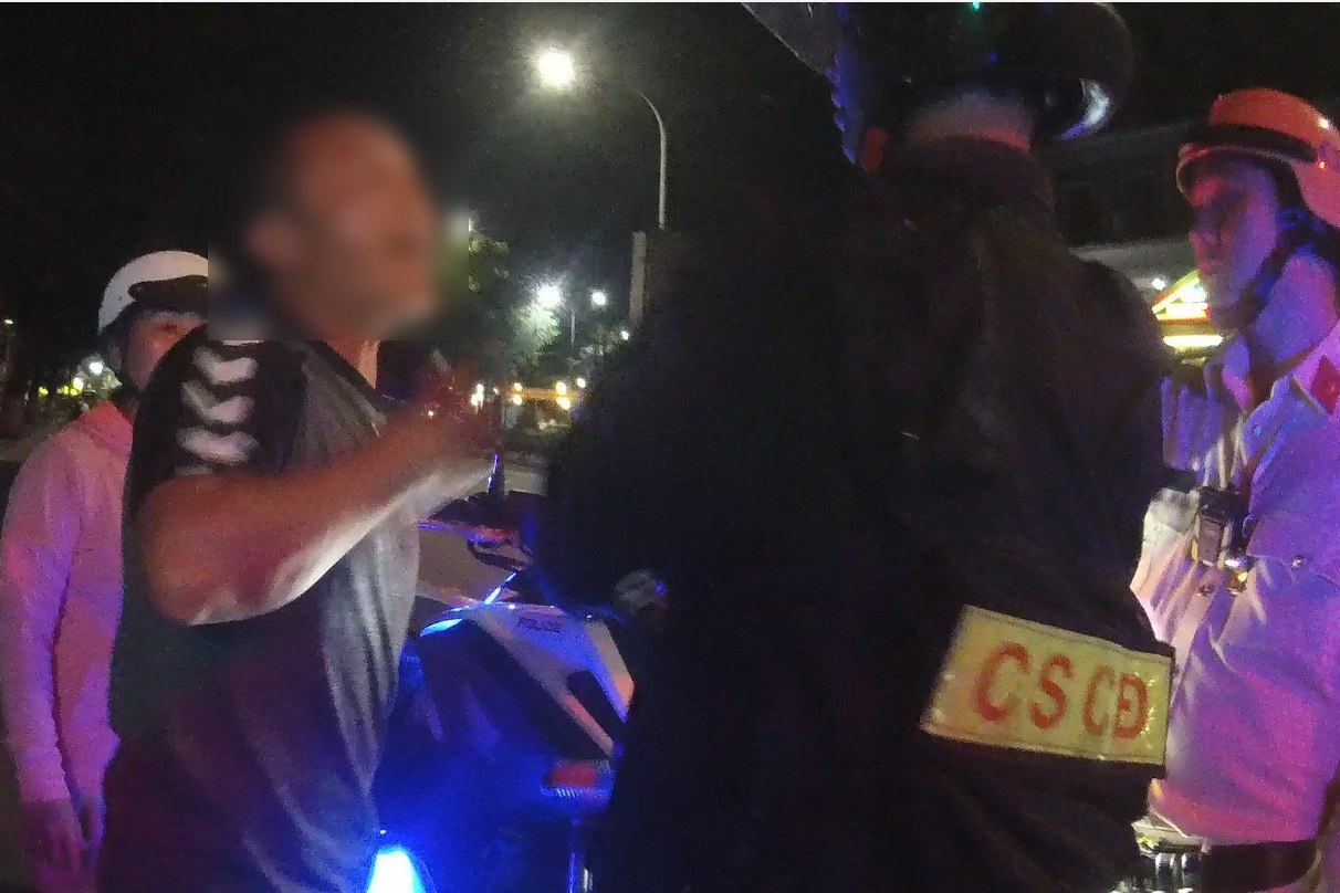 Công an ở Cần Thơ kiên quyết xử lý hành vi chống người thi hành nhiệm vụ. Ảnh: Công an TP Cần Thơ