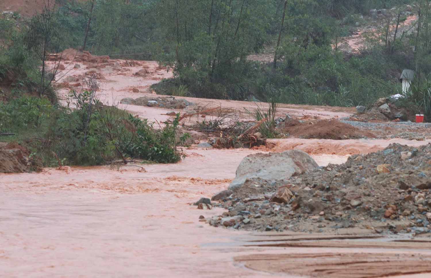 Bùn đất chảy xuống. Ảnh: Trần Tuấn.