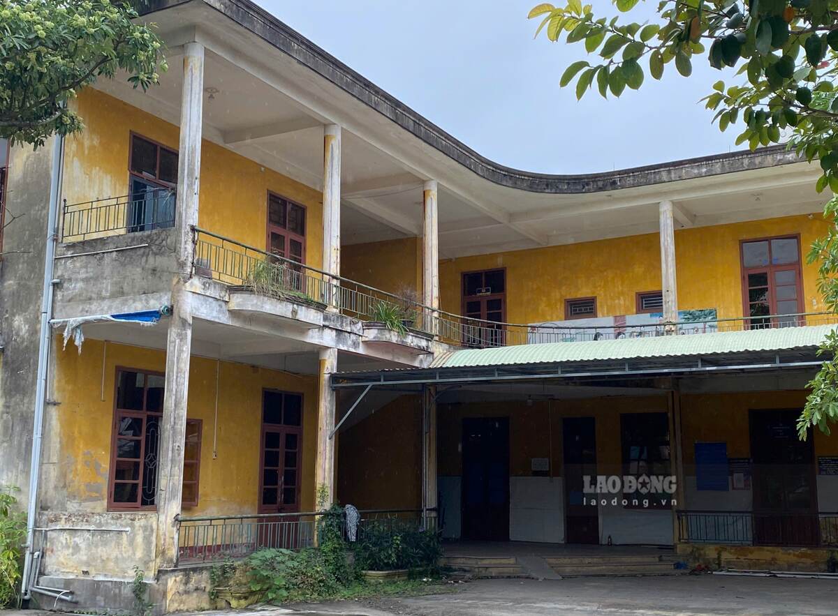 Người dân không khỏi xót xa khi trụ sở công ngày càng xuống cấp, lãng phí.