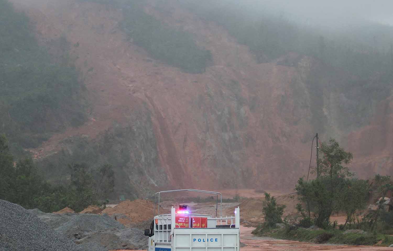 Xe công an xã có mặt tại hiện trường để đặt biển cấm vào khu vực nguy hiểm đang sạt lở nhằm đảm bảo an toàn cho người dân. Ảnh: Trần Tuấn.