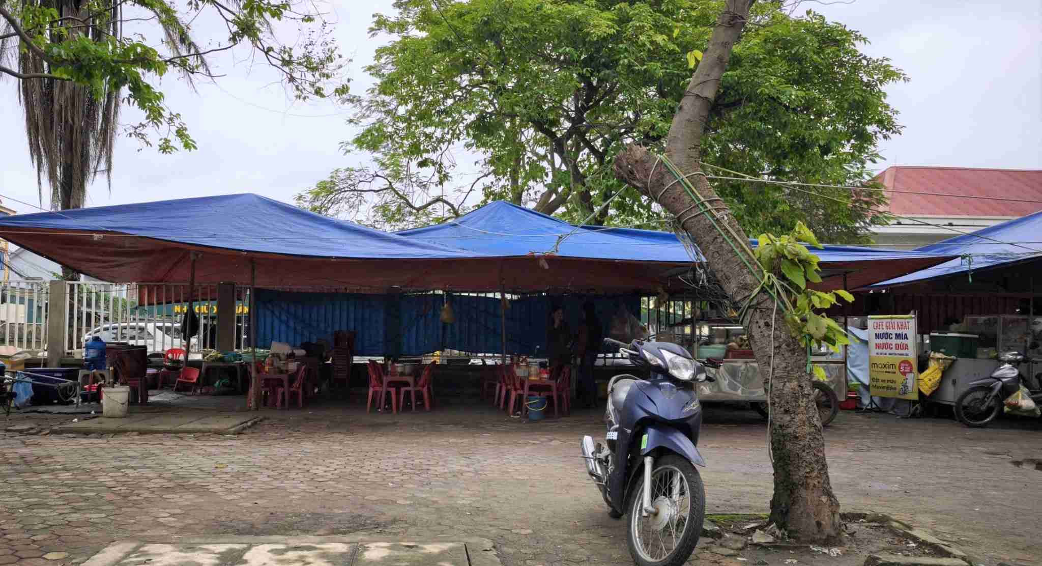 Các hộ dân lấn chiếm vỉa hè đường Nguyễn Phong Sắc để kinh doanh. Ảnh: Quang Đại