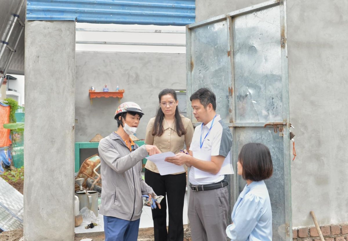 Lãnh đạo phường Thiên Hương tuyên truyền, vận động các hộ vi phạm tự nguyện tháo dỡ. Ảnh: Phường Thiên Hương