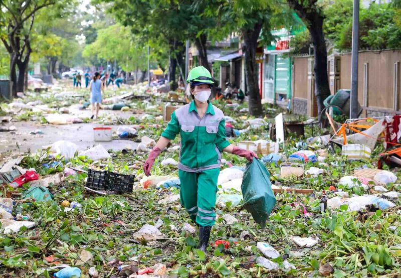 Trận lũ lịch sử vừa qua đã để lại lượng rác lớn trên các đường phố Huế. Ảnh: Phúc Đạt
