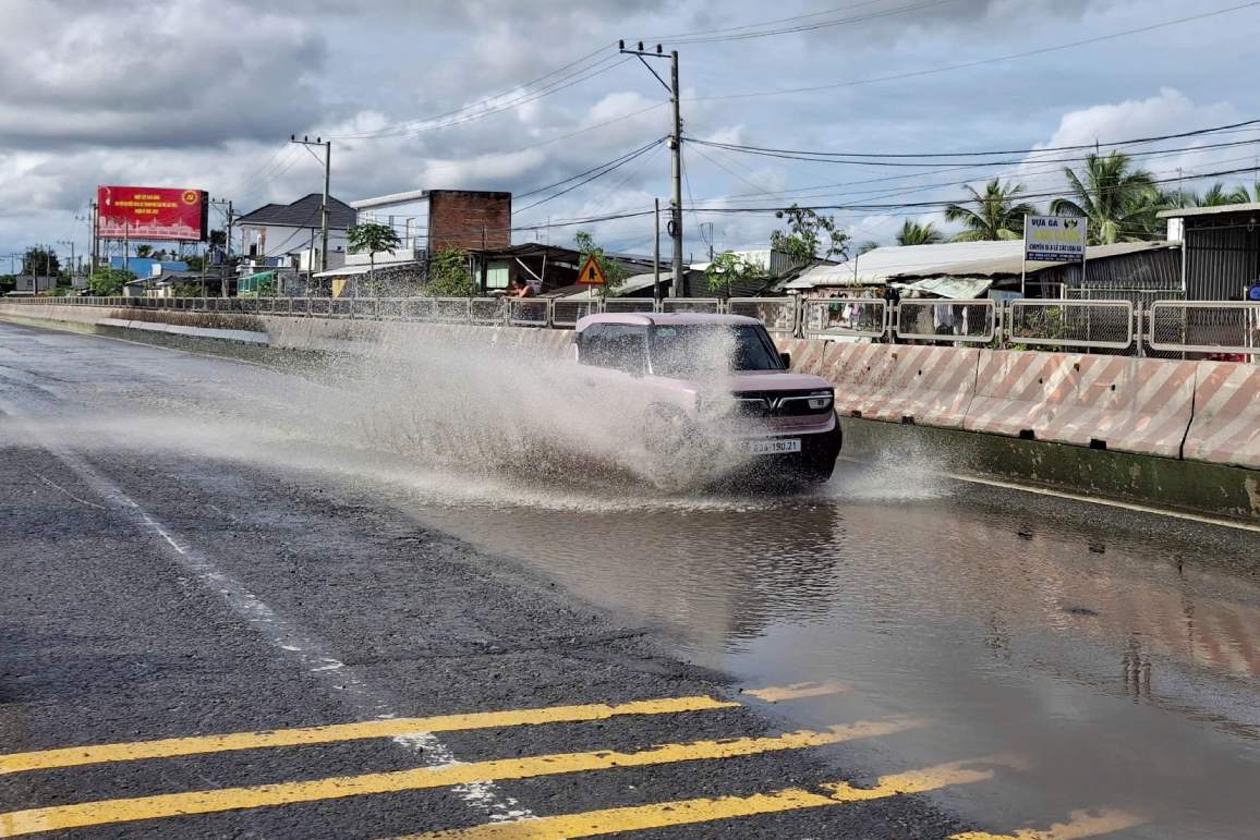 Vị trí mặt đường xuống cấp. Ảnh: Tạ Quang