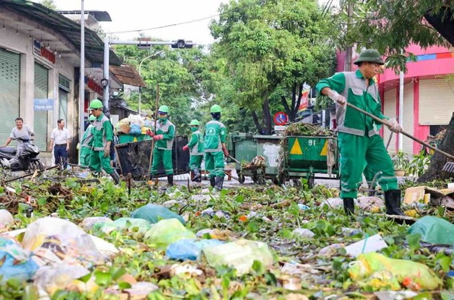 Huế căng mình dọn dẹp sau lũ, khẩn trương ứng phó bão số 13