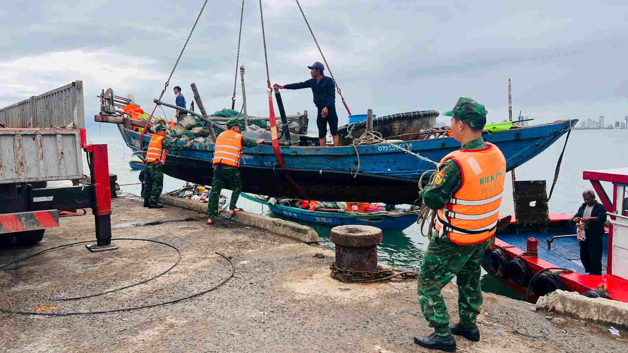 Sáng 5.11, Bội đội biên phòng Đà Nẵng giúp ngư dân Sơn Trà đưa tàu thuyền đánh cá lên bờ tránh bão số 13. Ảnh: Văn Thi