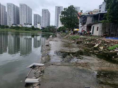 Loạt đường ống xả nước thải sinh hoạt xuống hồ ở phường Vĩnh Tuy