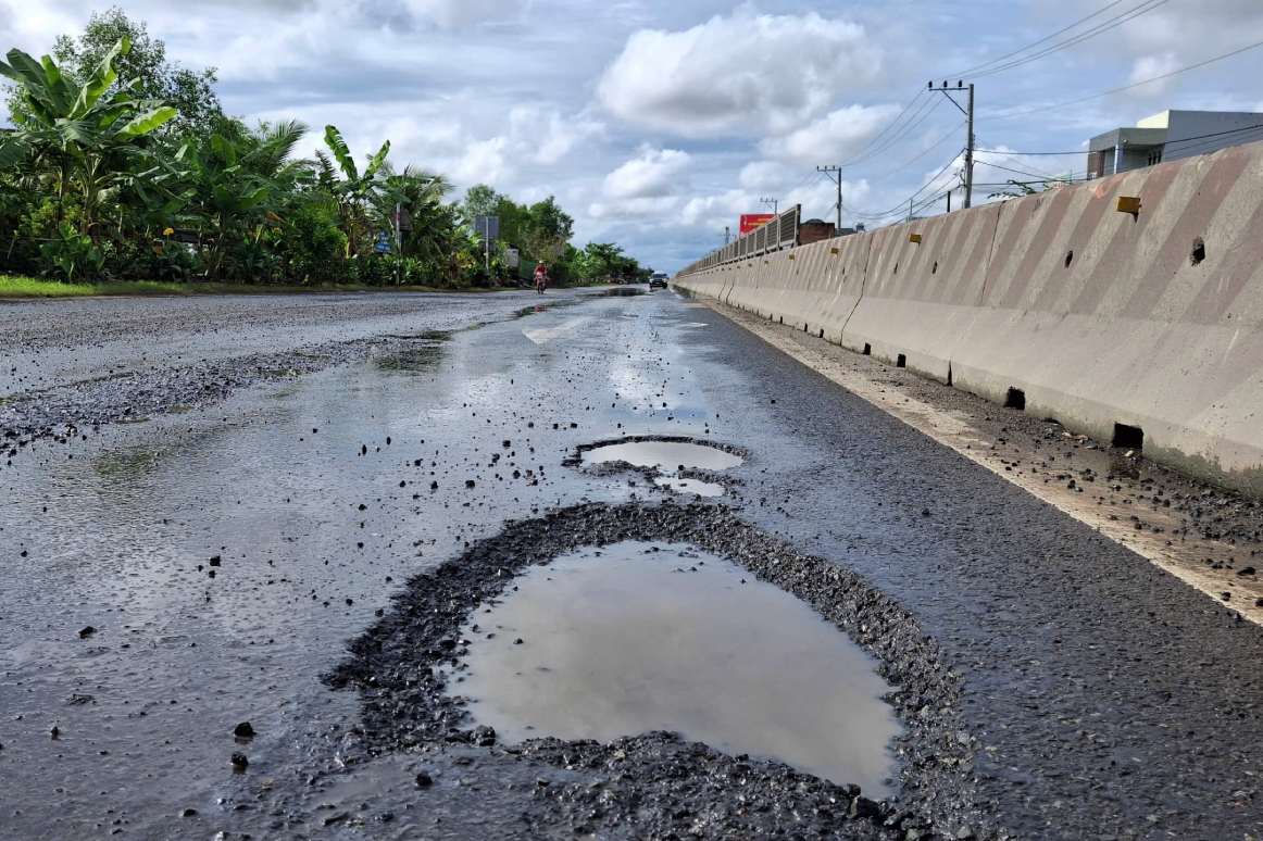 Mặt đường Quốc lộ 1A xuất hiện ổ gà, ổ voi. Ảnh: Tạ Quang