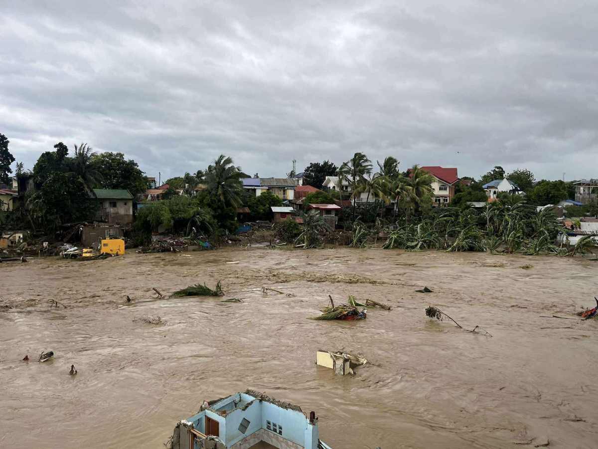 Lũ lớn sau bão số 13 tàn phá nhiều ngôi nhà tại Sitio Isla Verde, Barangay San Isidro, thành phố Talisay, tỉnh Cebu. Ảnh: Philippine Weather System/Pacific Storm Update
