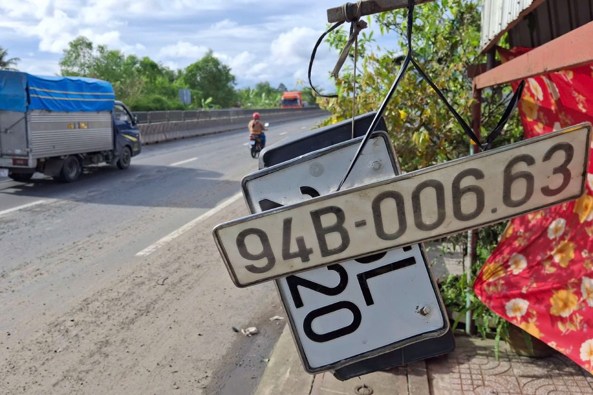 Nhiều biển số đã bị bung. Ảnh: Tạ Quang