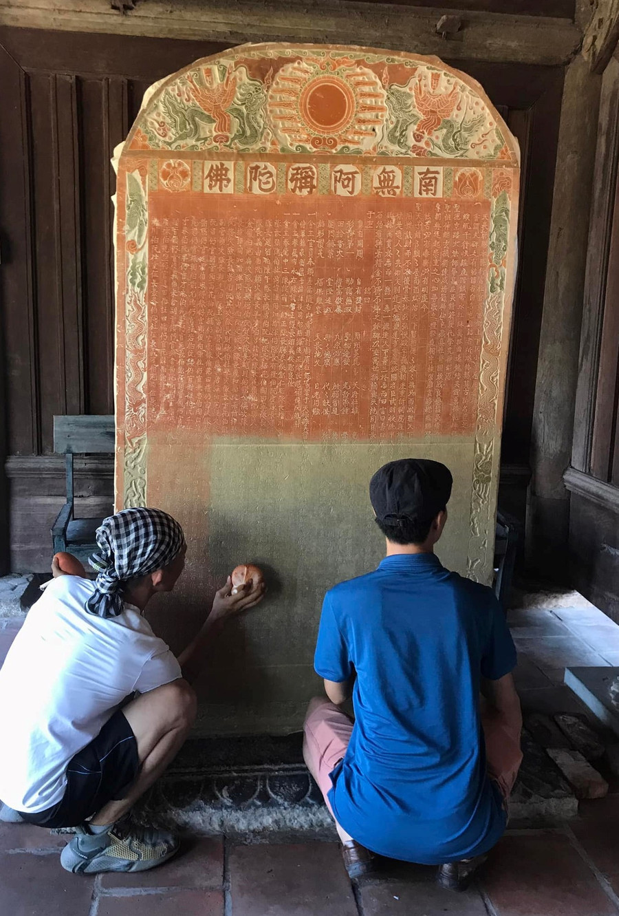 Các chuyên gia thực hiện in rập thác bản bia chùa Keo làng Hành Thiện (Nam Định cũ). tu-van-bia-toi-ban-rap-3.jpg