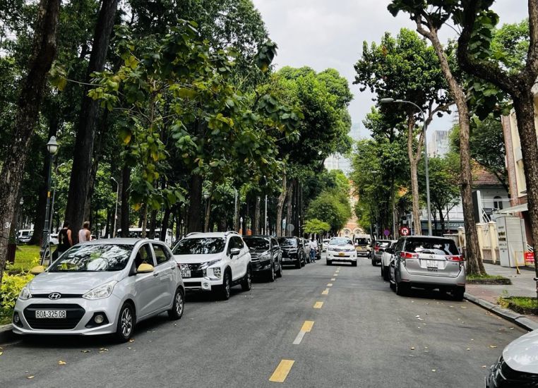 Lòng đường Alexandre de Rhodes ở trung tâm TPHCM biến thành nơi đậu xe. Ảnh: Minh Quân