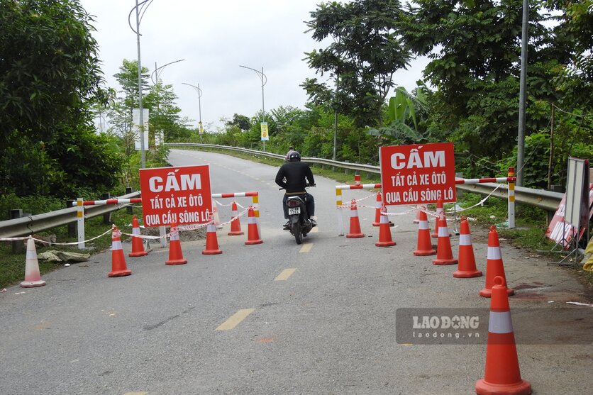 Cơ quan chức năng đã cấm toàn bộ ôtô qua cầu sông Lô. Ảnh: Tô Công.