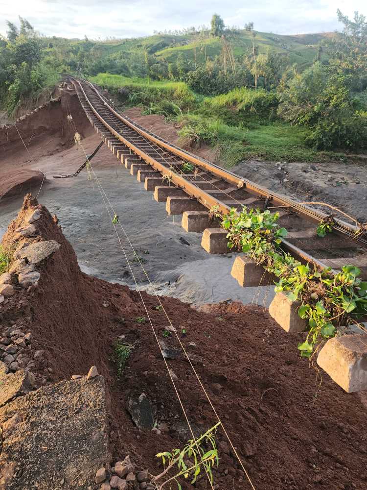 Nước cuốn vào sâu khu vực đường sắt 9-10m. Ảnh: Đường sắt Việt Nam