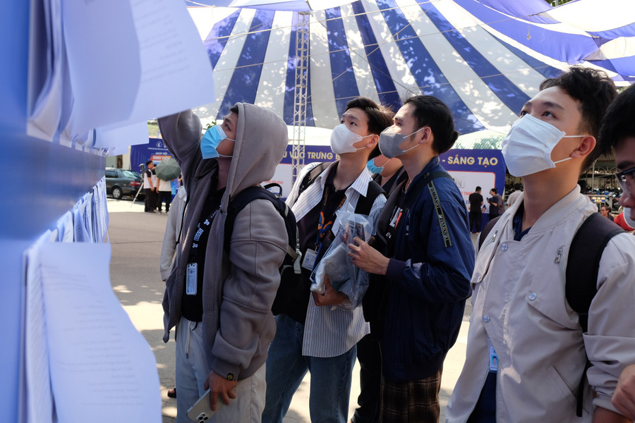 Sinh viên Trường Đại học Khoa học Tự nhiên (Đại học Quốc gia TPHCM) trong một ngày hội việc làm, tháng 10/2025. Ảnh: Lê Nam dscf0028.jpg