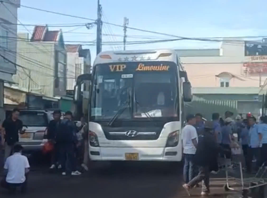 Ngành đường sắt tổ chức chuyển tải hành khách từ ga Diêu Trì đến ga Tuy Hòa và ngược lại sáng 7.11. Ảnh: Phương Linh