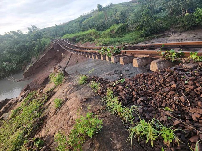 Cận cảnh đường sắt qua Đắk Lắk, Gia Lai thiệt hại nặng nề sau bão số 13