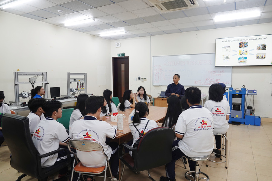 Học sinh THPT trải nghiệm môi trường học tập tại Trường Đại học Quốc tế, Đại học Quốc gia TPHCM. Ảnh: Bùi Diễn tai-cau-truc-truong-dai-hoc-5.jpg