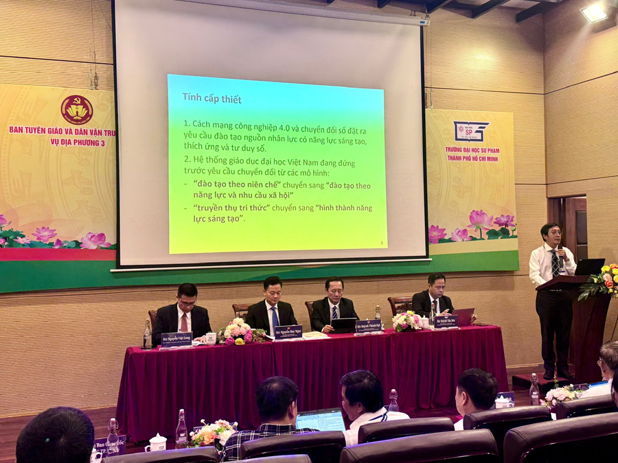 PGS.TS Trần Lê Quan - Hiệu trưởng Trường Đại học Khoa học Tự nhiên (Đại học Quốc gia TPHCM) trình bày tham luận. Ảnh: Thùy Linh. tu-chu-toan-dien-1.jpg