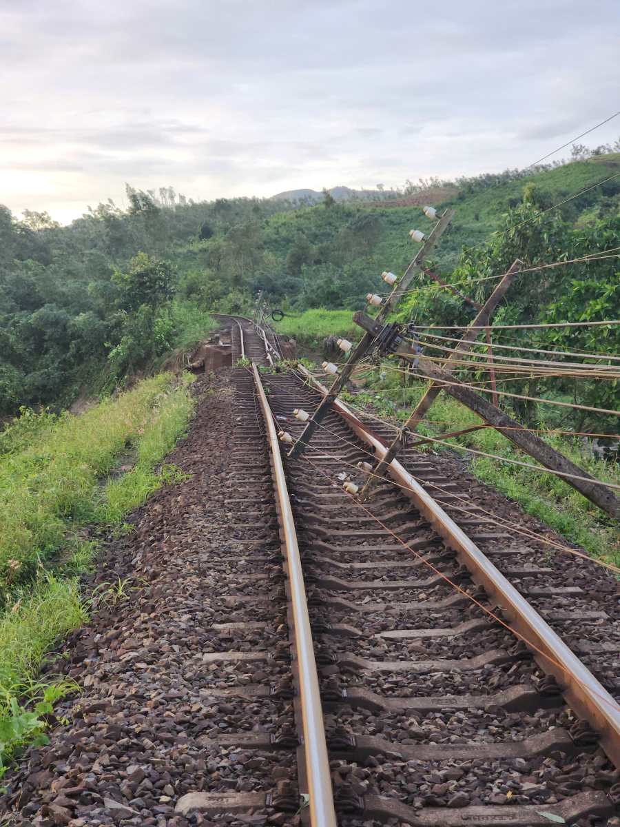 Hệ thống cột điện gãy đổ, thông tin đường sắt bị ảnh hưởng nặng sau bão số 13. Ảnh: Đường sắt Việt Nam