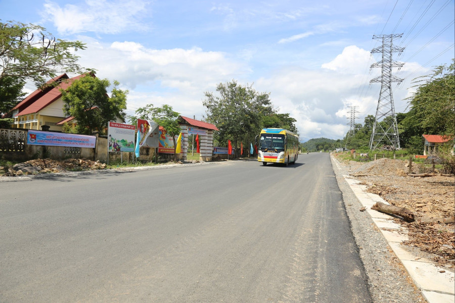 Giao thông được đầu tư góp phần kết nối giao thương giữa các vùng miền. 3.jpg