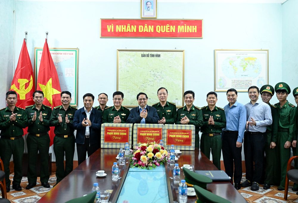 Thủ tướng Phạm Minh Chính thăm hỏi, động viên, tặng quà cán bộ chiến sĩ Đồn biên phòng Yên Khương (ở Thanh Hóa). Ảnh: Nhật Bắc