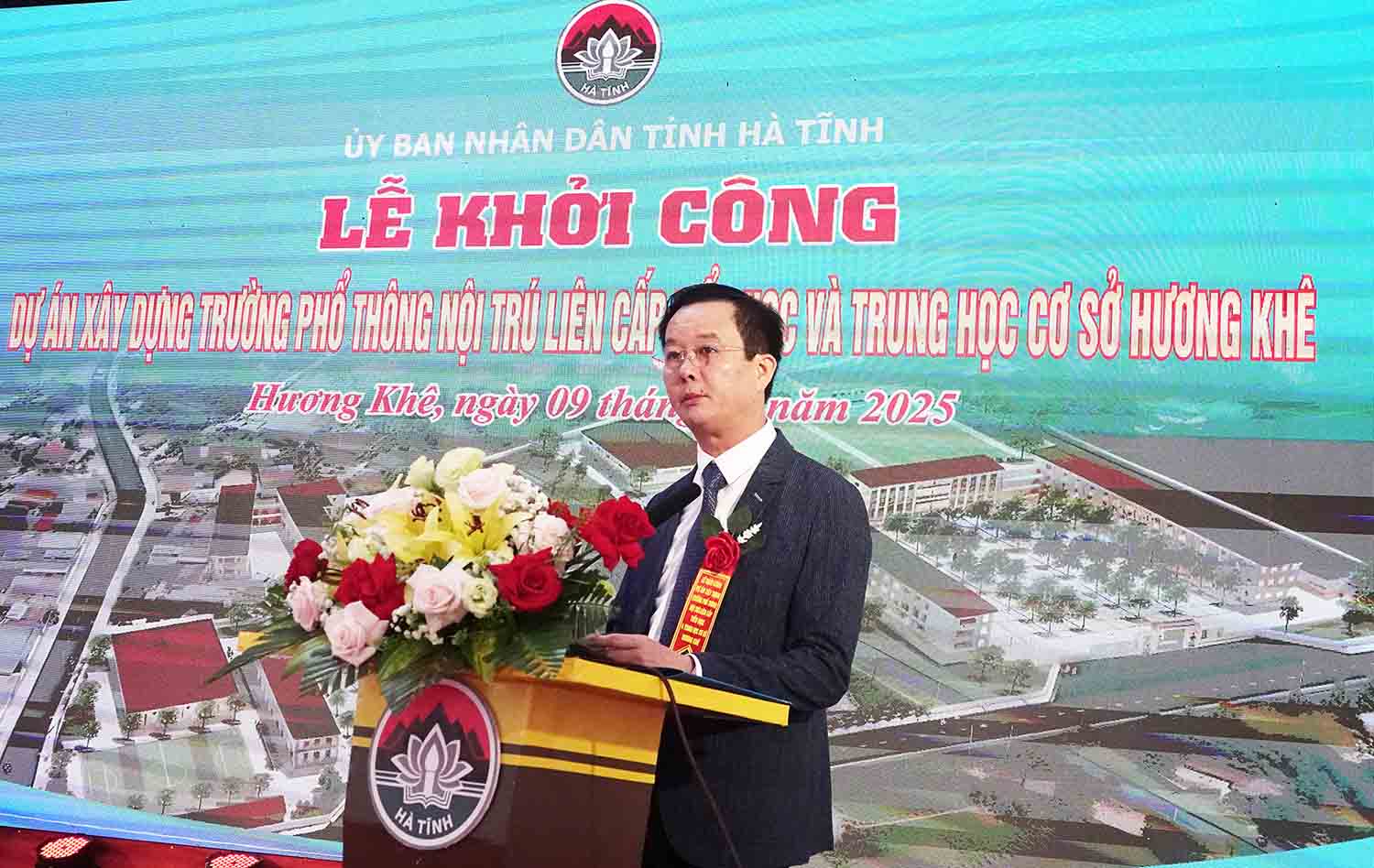 Ông Trần Báu Hà - Phó Chủ tịch UBND tỉnh Hà Tĩnh phát biểu tại lễ khởi công 2 Trường Phổ thông nội trú liên cấp Tiểu học – THCS tại xã Hương Khê. Ảnh: Trần Tuấn.