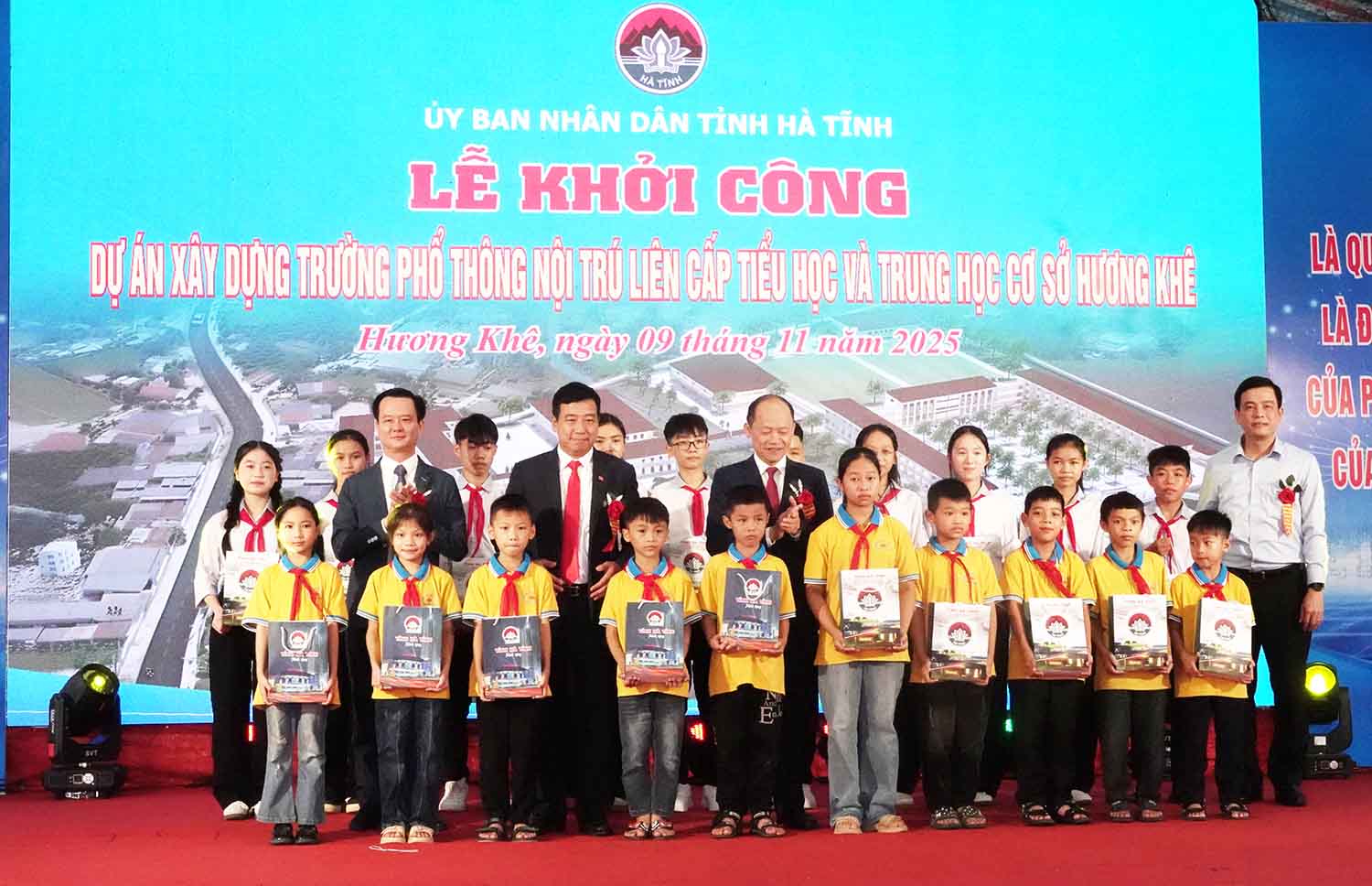 Tặng quà cho học sinh Trường Tiểu học Phú Gia và Trường THCS Phú Gia tại  lễ khởi công xây dựng Trường Phổ thông nội trú liên cấp Tiểu học – THCS Hương Khê. Ảnh: Trần Tuấn.