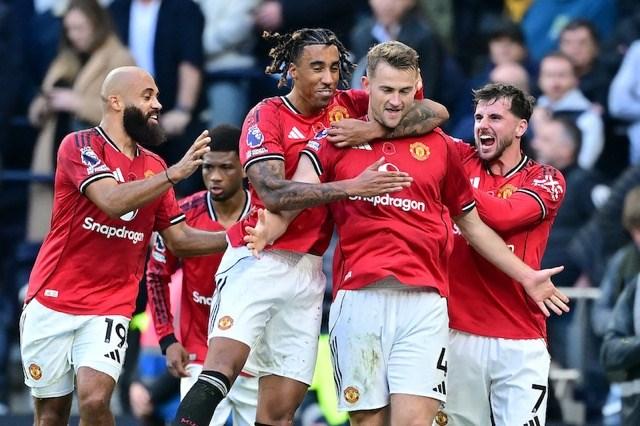 Man United lẽ ra đã có thể định đoạt trận đấu từ sớm.  Ảnh: AFP