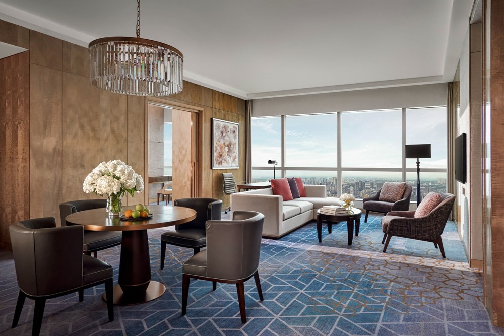 Bên trong khách sạn nơi