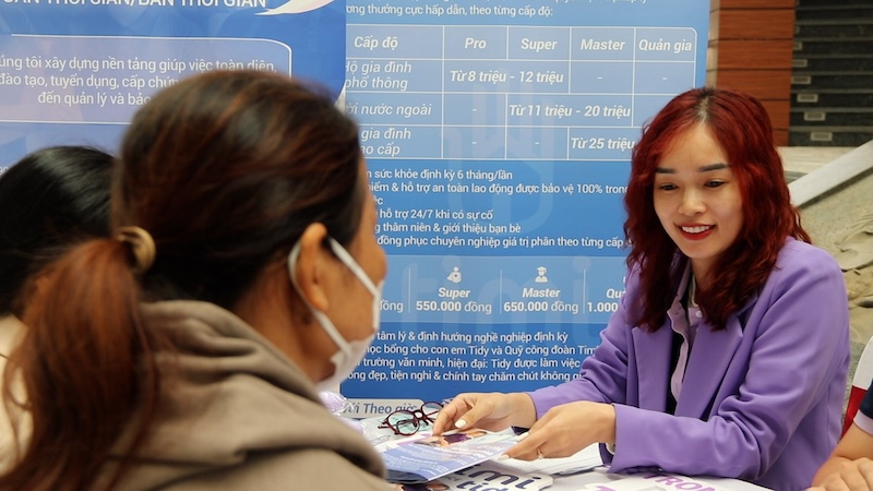 Chị Nguyễn Hoài Trang, người sáng lập một công ty startup về dịch vụ giúp việc gia đình, gặp khó về việc tuyển dụng vào dịp cuối năm. Ảnh: Mỹ Linh