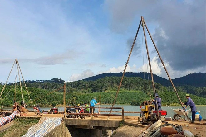 Khoan, bơm hóa chất gia cố thân đập hồ thủy lợi chứa 1,7 triệu m³ nước ở Lâm Đồng