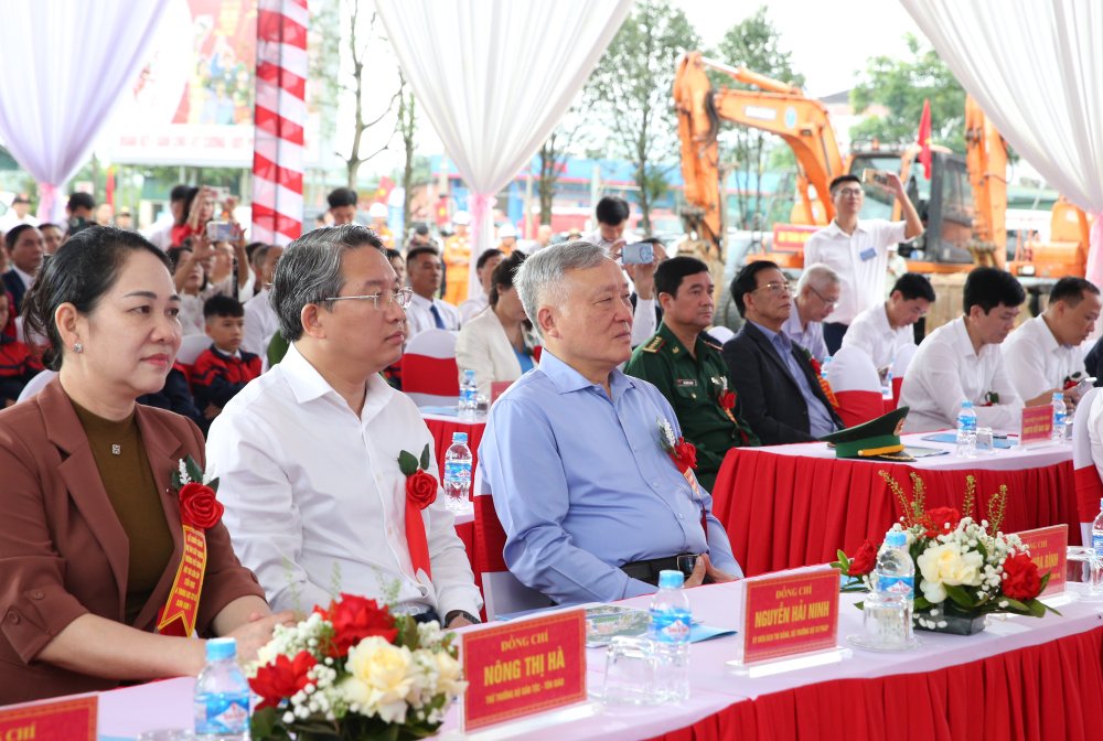 Ủy viên Bộ Chính trị, Phó Thủ tướng Thường trực Chính phủ Nguyễn Hòa Bình, Bộ trưởng Bộ Tư pháp Nguyễn Hải Ninh dự lễ khởi công dự án Trường nội trú liên cấp Tiểu học - THCS Sơn Kim 1, tỉnh Hà Tĩnh. Ảnh: VGP/Nguyễn Hoàng