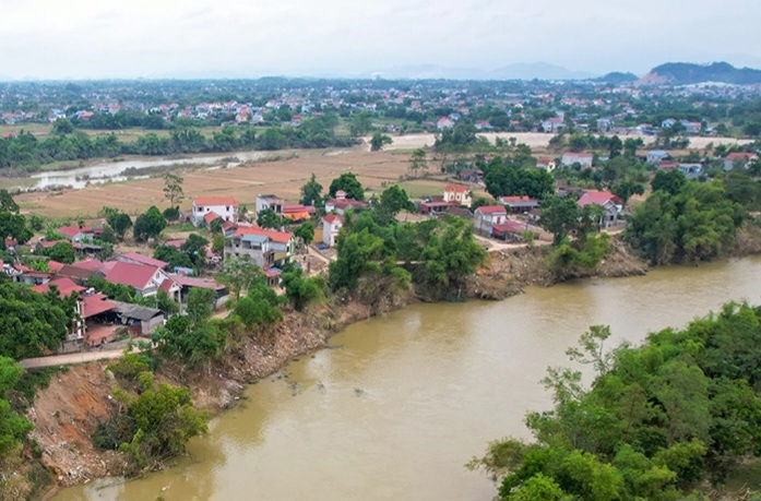 Khu vực sạt lở đoạn qua địa phận xóm Đồng Áng kéo dài hàng trăm mét. Ảnh: Việt Bắc