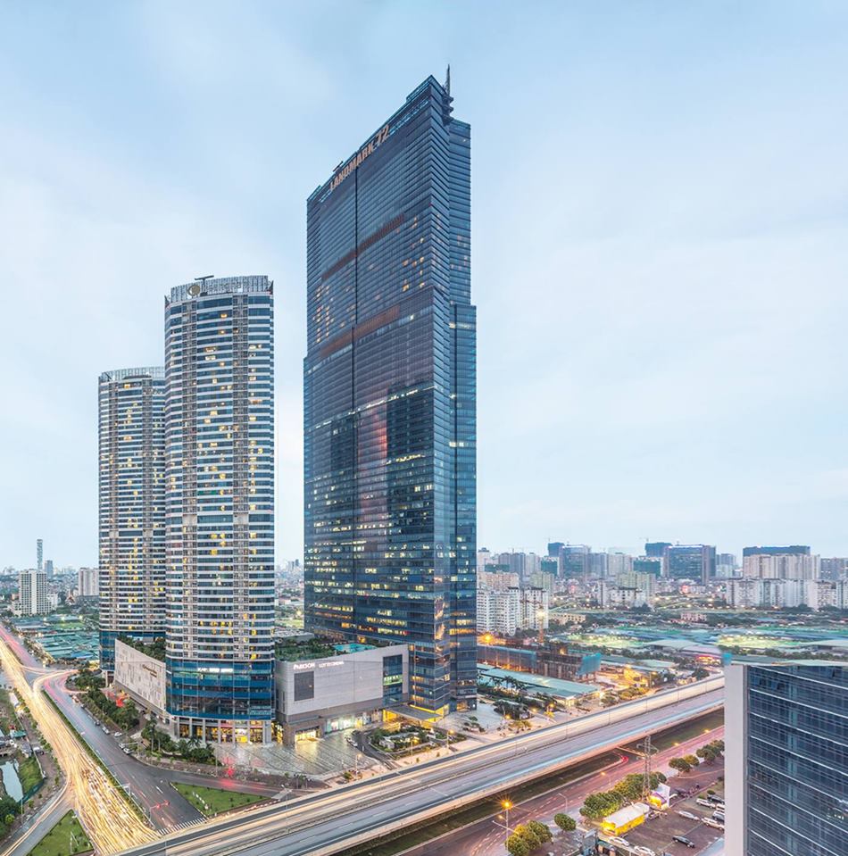 Bên ngoài khách sạn nơi