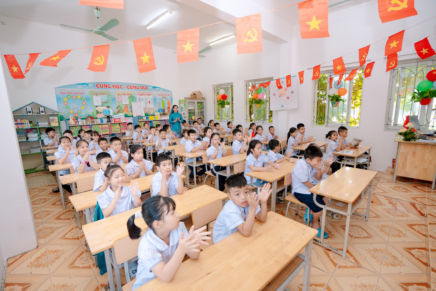 Cô, trò Trường Tiểu học Yên Bình (Vũ Dương, Ninh Bình) trong ngày khai giảng năm học 2025-2026.