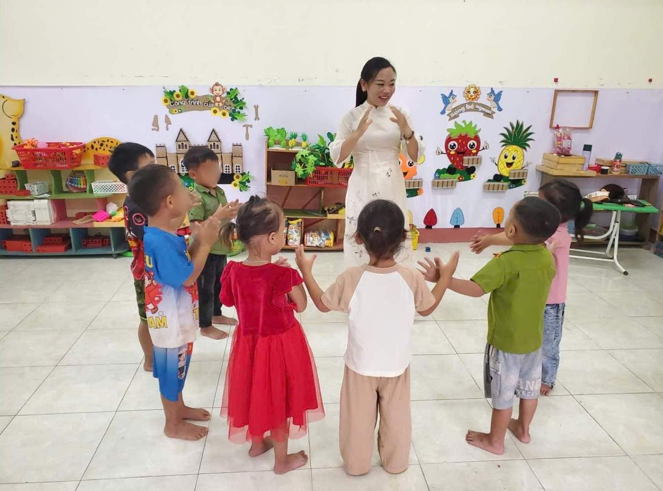 Một tiết học của cô Sùng Thị Tằng và học sinh. Ảnh: NVCC